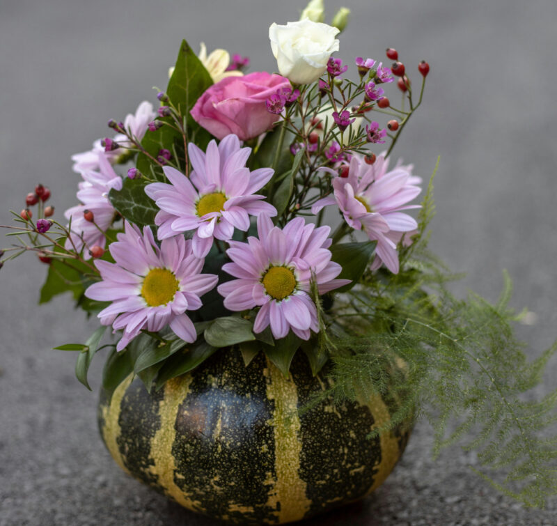 Atelier décoration d'une courge d'halloween en fleurs fraîches