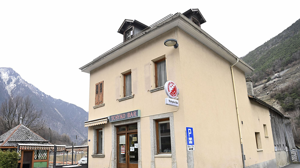 Bovernier - 3 mars 2021 - Covid les chiffres par communes. Reportage dans ces villages et localités qui sortent du lot dans cette crise. Bovernier a eu beaucoup de cas positifs au Covid. Ici, le Tchyko Bar.